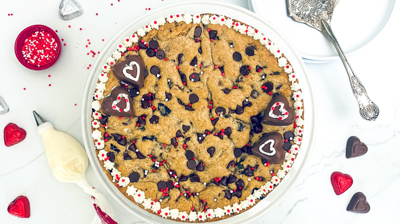 Receta de Pastel-Galleta Gigante: Un Postre Versátil y Fácil de Preparar