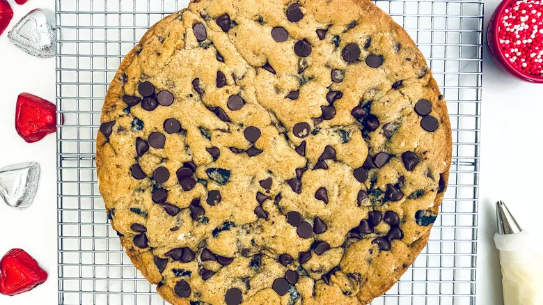 Receta de Pastel-Galleta Gigante: Un Postre Versátil y Fácil de Preparar