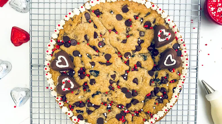 Receta de Pastel-Galleta Gigante: Un Postre Versátil y Fácil de Preparar