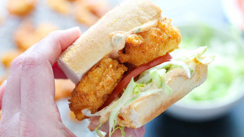 Receta de Po'boys de Camarones Fritos Estilo Slider: Un Bocado Clásico de Nueva Orleans