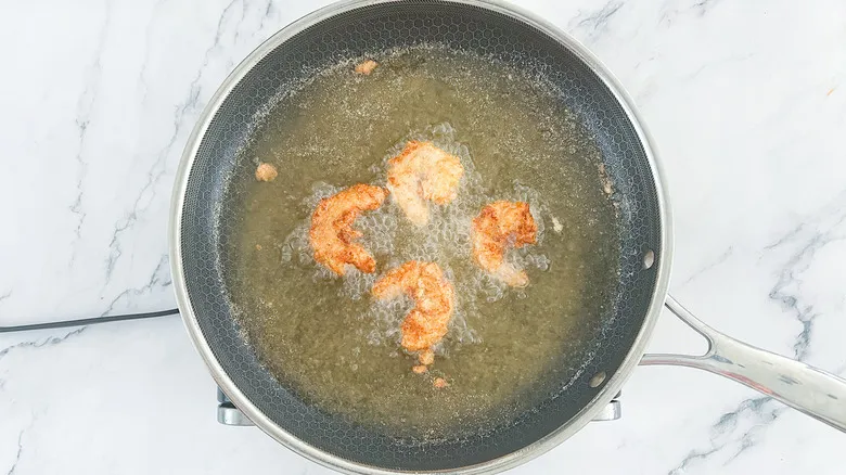 Receta de Po&#x27;boys de Camarones Fritos Estilo Slider: Un Bocado Clásico de Nueva Orleans