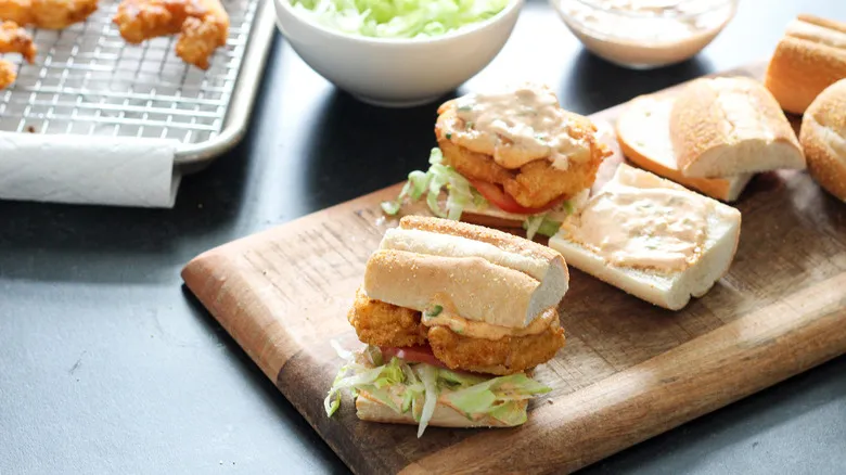 Receta de Po&#x27;boys de Camarones Fritos Estilo Slider: Un Bocado Clásico de Nueva Orleans
