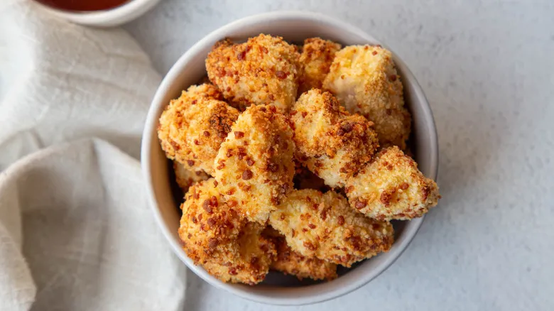 Receta de Pollo Popcorn Casero Crujiente: Preparación Fácil en Freidora de Aire