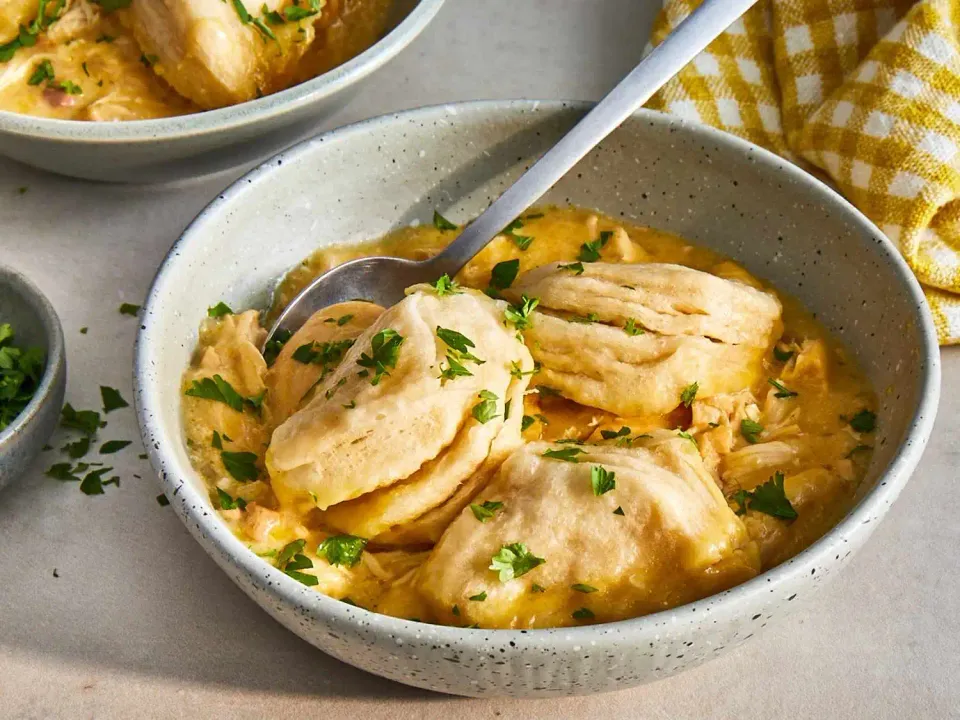 Pollo con bollos en olla de cocción lenta