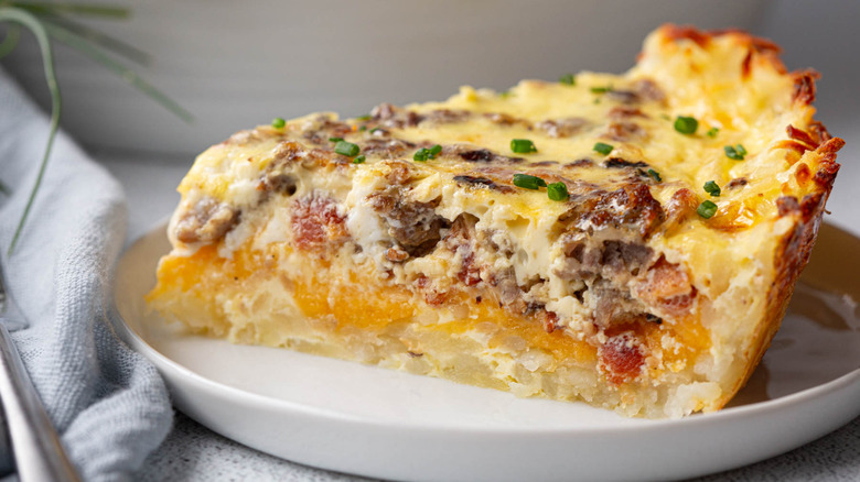 Receta de Quiche de Desayuno con Costra de Hash Browns: El Plato Crujiente para Cualquier Ocasión