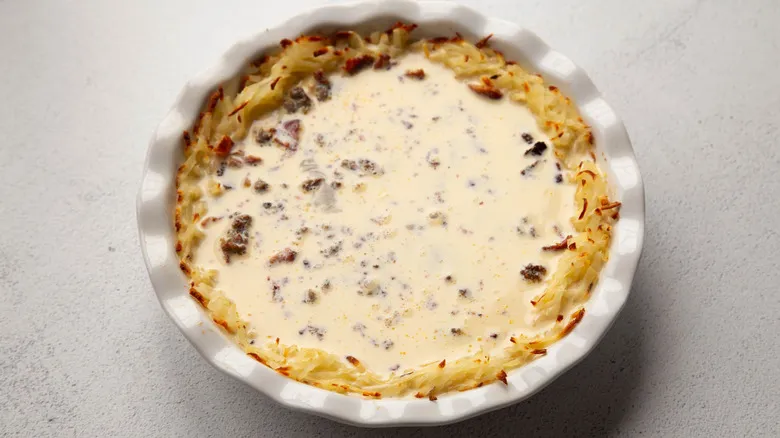Receta de Quiche de Desayuno con Costra de Hash Browns: El Plato Crujiente para Cualquier Ocasión