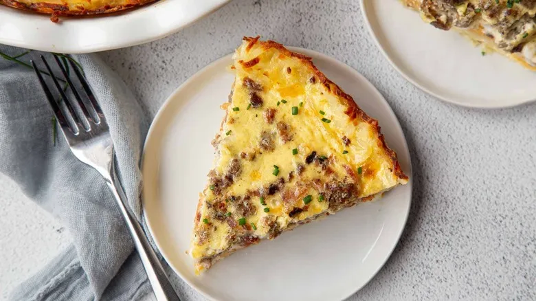 Receta de Quiche de Desayuno con Costra de Hash Browns: El Plato Crujiente para Cualquier Ocasión