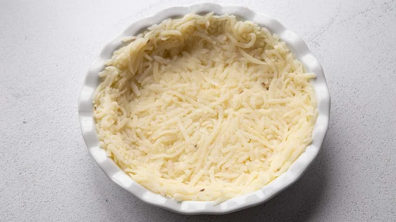 Receta de Quiche de Desayuno con Costra de Hash Browns: El Plato Crujiente para Cualquier Ocasión