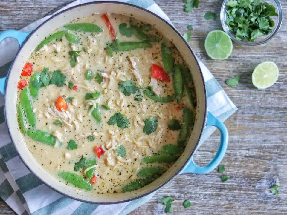 Ramen cremoso con pollo al curry verde