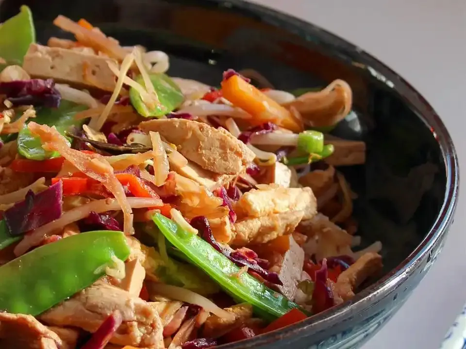 Ensalada de col en sartén para la noche