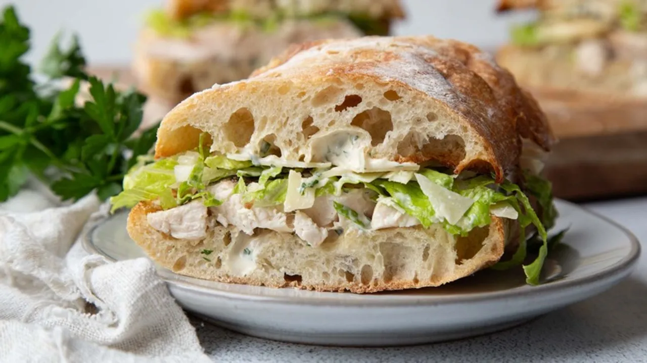 Receta de Sándwich de Pollo a la Parrilla al Estilo César: La Evolución de un Clásico