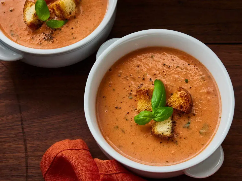 Sopa de tomate y albahaca rica y cremosa