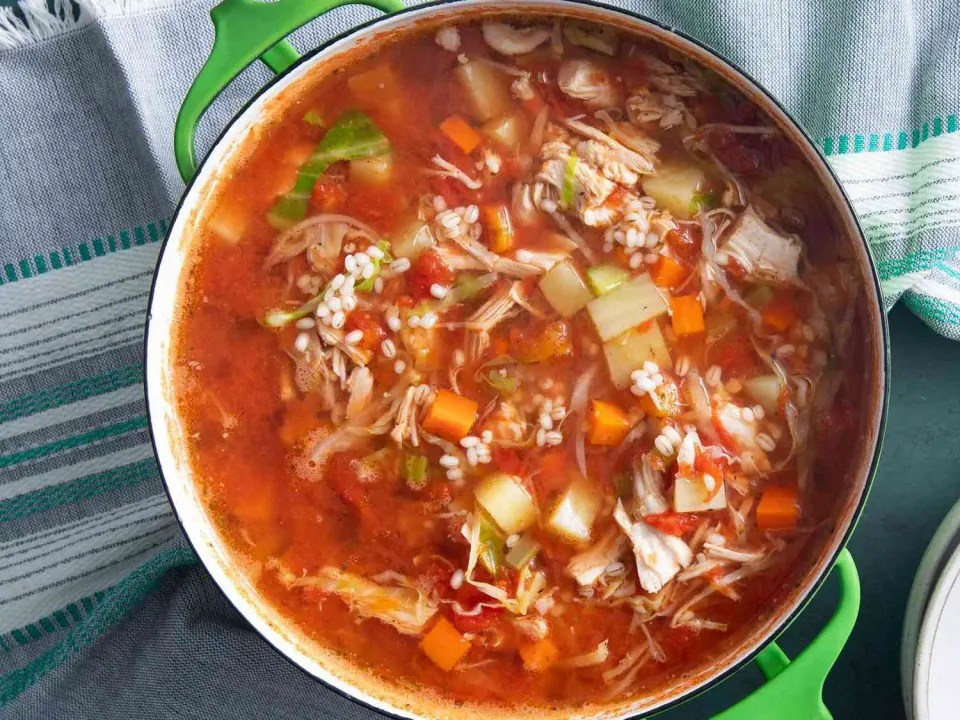 Sopa de carcasa de pavo