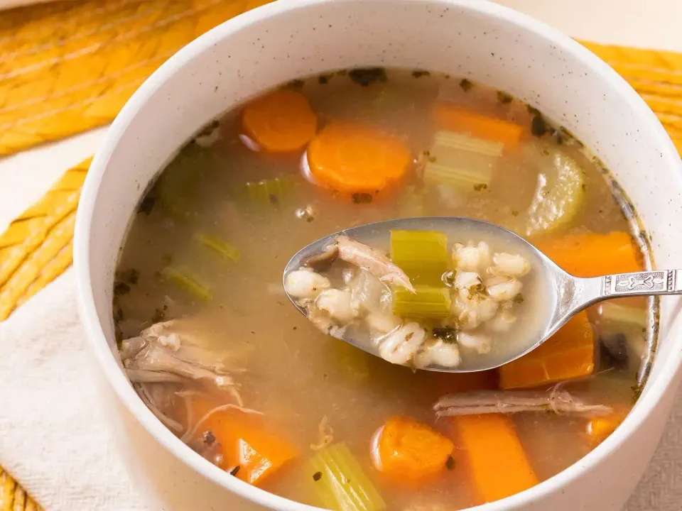 Sopa abundante de pavo con cebada