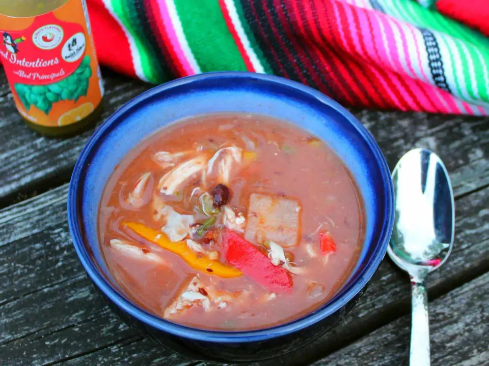 Sopa de pollo con tacos de 5 ingredientes