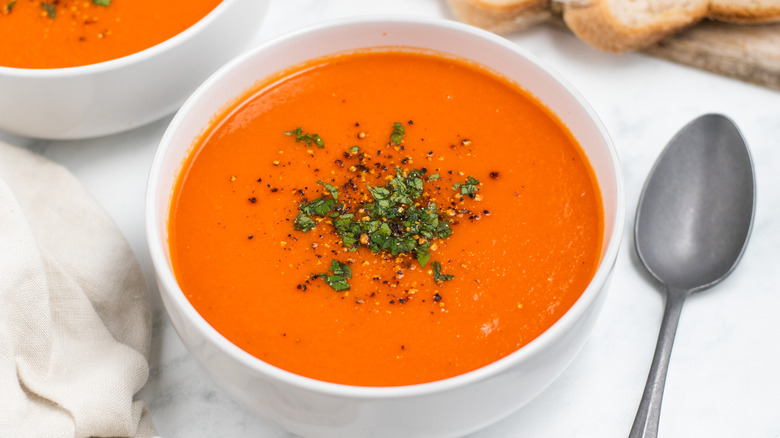 Receta de Sopa de Tomate Casera en Una Sola Olla: Fácil, Rápida y Deliciosa