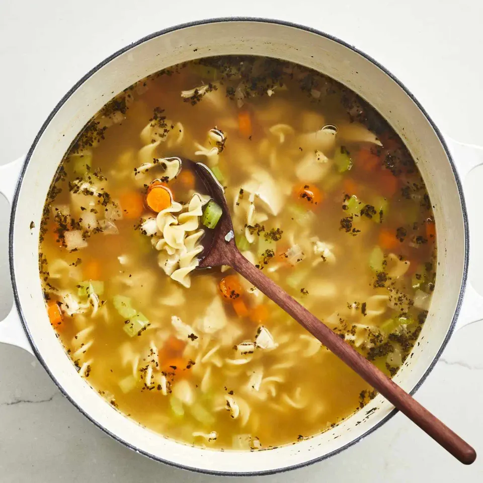 Sopa de pollo con fideos rápida y fácil