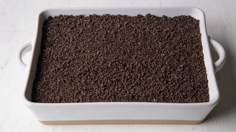Receta Clásica de Pastel de Tierra de Pascua: El Postre Festivo con Oreo y Coco que Encanta a Todos