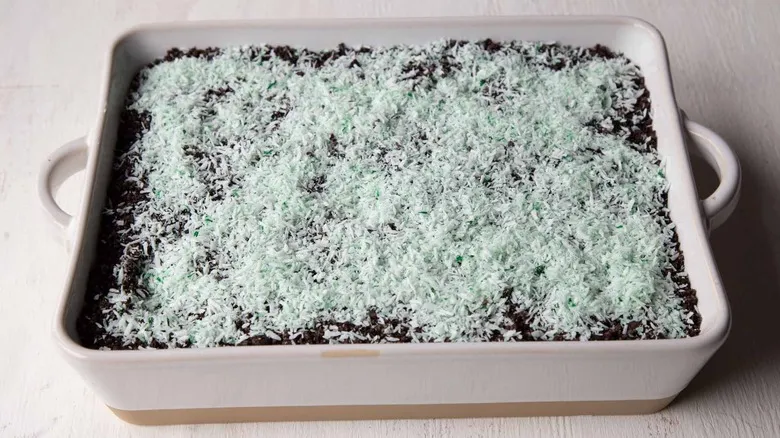 Receta Clásica de Pastel de Tierra de Pascua: El Postre Festivo con Oreo y Coco que Encanta a Todos
