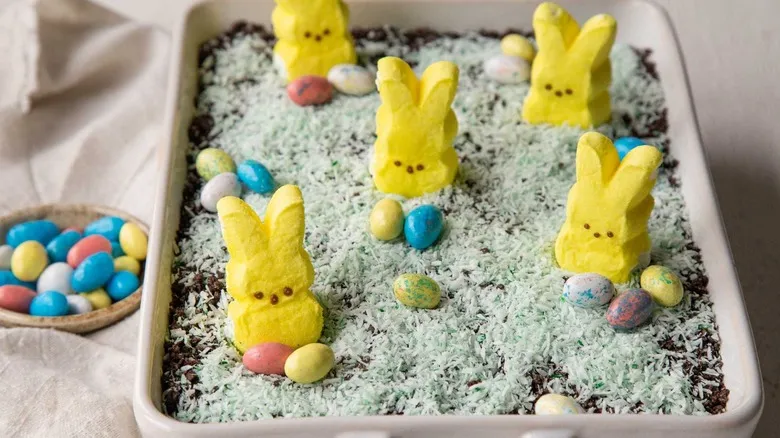 Receta Clásica de Pastel de Tierra de Pascua: El Postre Festivo con Oreo y Coco que Encanta a Todos