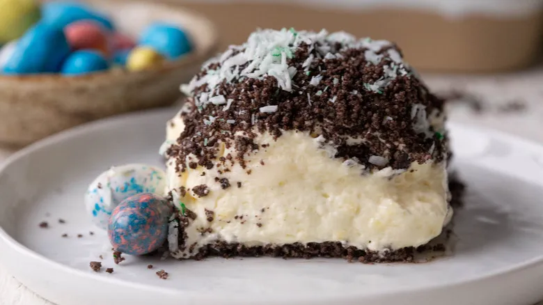 Receta Clásica de Pastel de Tierra de Pascua: El Postre Festivo con Oreo y Coco que Encanta a Todos
