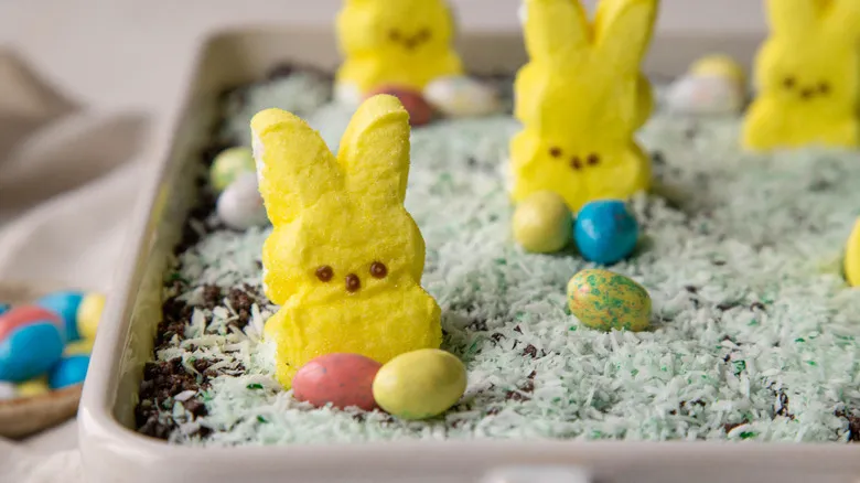 Receta Clásica de Pastel de Tierra de Pascua: El Postre Festivo con Oreo y Coco que Encanta a Todos