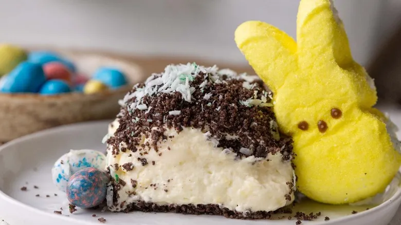 Receta Clásica de Pastel de Tierra de Pascua: El Postre Festivo con Oreo y Coco que Encanta a Todos
