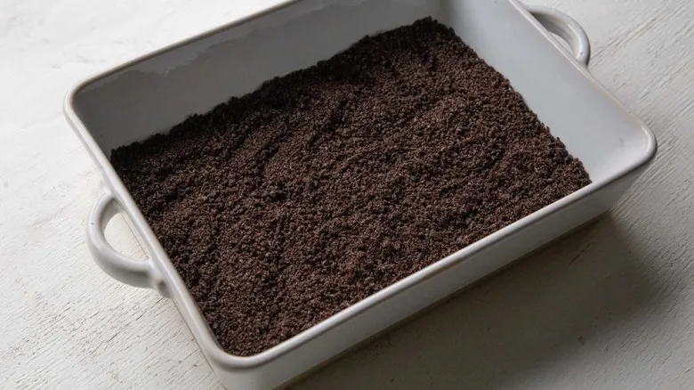Receta Clásica de Pastel de Tierra de Pascua: El Postre Festivo con Oreo y Coco que Encanta a Todos
