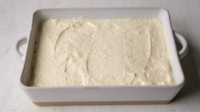 Receta Clásica de Pastel de Tierra de Pascua: El Postre Festivo con Oreo y Coco que Encanta a Todos