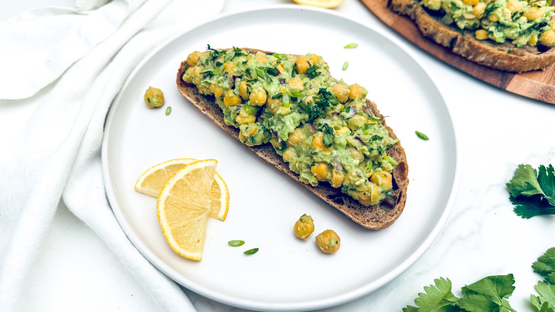 Receta de Tostada de Aguacate y Garbanzos Triturados: Sabor y Nutrición en Cada Bocado