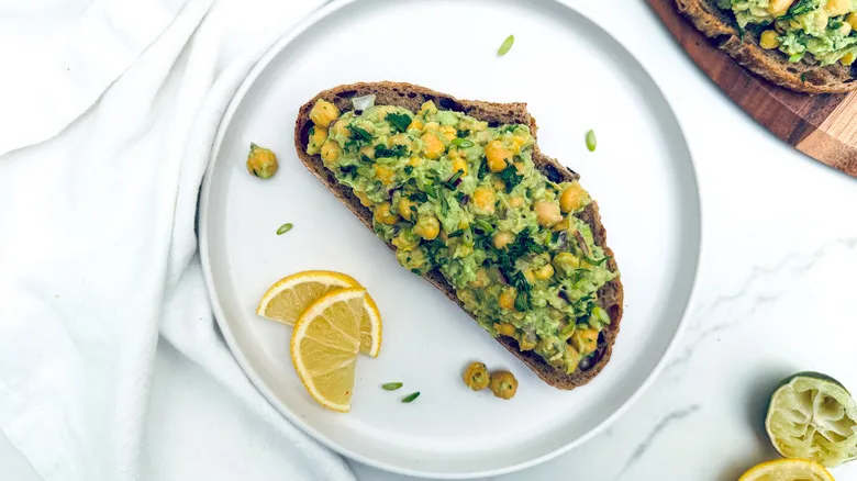 Receta de Tostada de Aguacate y Garbanzos Triturados: Sabor y Nutrición en Cada Bocado