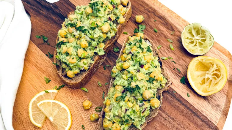 Receta de Tostada de Aguacate y Garbanzos Triturados: Sabor y Nutrición en Cada Bocado