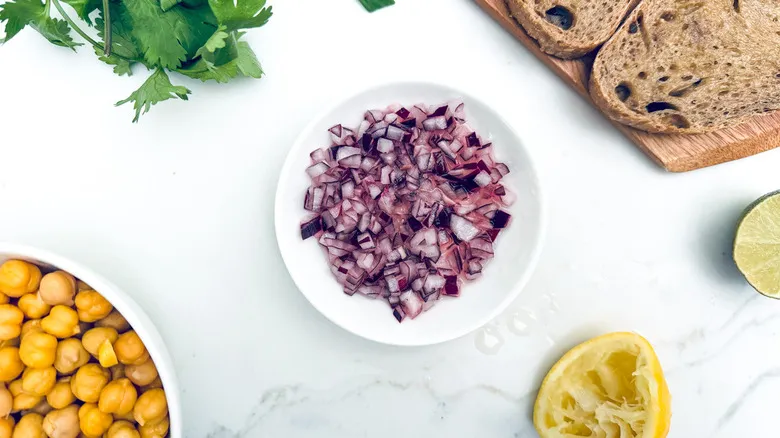 Receta de Tostada de Aguacate y Garbanzos Triturados: Sabor y Nutrición en Cada Bocado