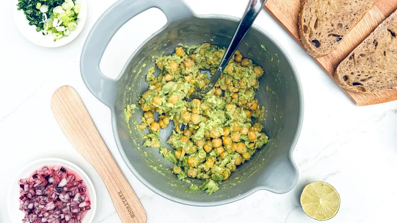 Receta de Tostada de Aguacate y Garbanzos Triturados: Sabor y Nutrición en Cada Bocado