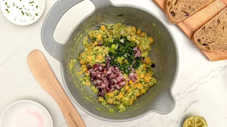 Receta de Tostada de Aguacate y Garbanzos Triturados: Sabor y Nutrición en Cada Bocado