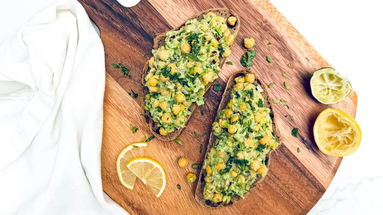 Receta de Tostada de Aguacate y Garbanzos Triturados: Sabor y Nutrición en Cada Bocado