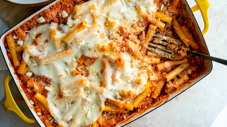 Receta de Ziti Horneado con Tres Quesos: El Plato de Pasta Gratinado Favorito de tu Familia