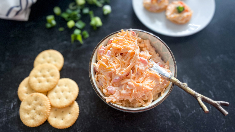 Receta Definitiva: Cómo Preparar el Mejor Dip de Queso Pimiento para Cualquier Ocasión
