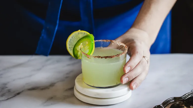 Receta Definitiva de Margarita Picante: El Arte de Preparar el Cóctel Perfecto en Casa