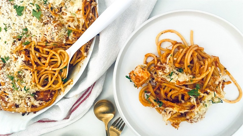 Receta Fácil: Cacerola de Espagueti con Pollo al Parmesano – Comida Reconfortante