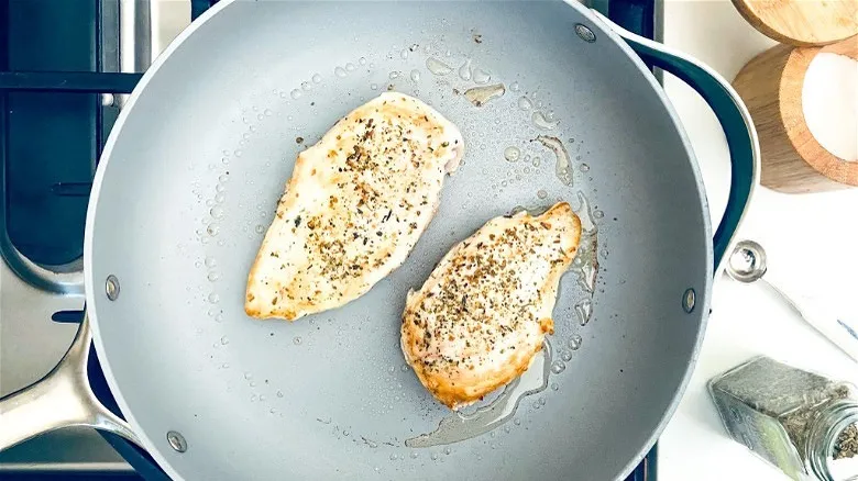 Receta Fácil: Cacerola de Espagueti con Pollo al Parmesano – Comida Reconfortante