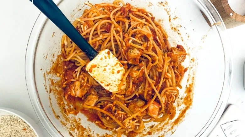 Receta Fácil: Cacerola de Espagueti con Pollo al Parmesano – Comida Reconfortante