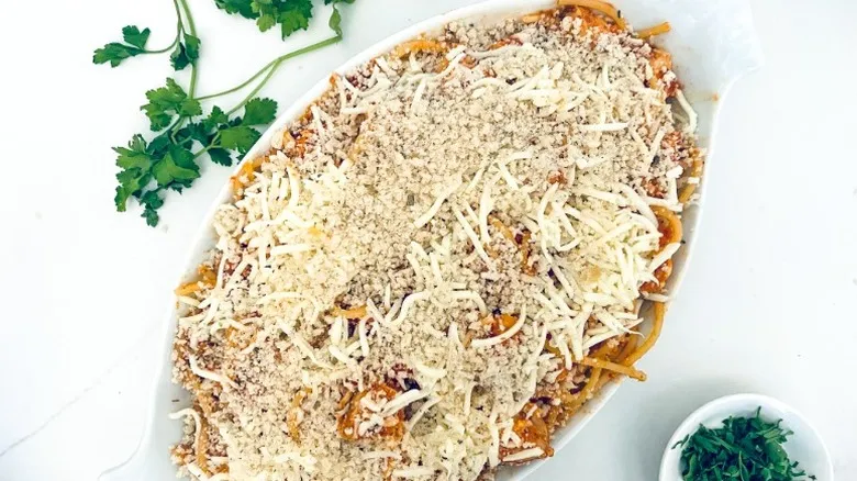 Receta Fácil: Cacerola de Espagueti con Pollo al Parmesano – Comida Reconfortante