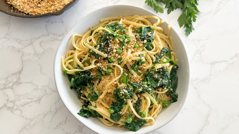 Receta Fácil de Carbonara Vegetariana: Pasta Cremosa y Saludable con Guisantes y Espinacas