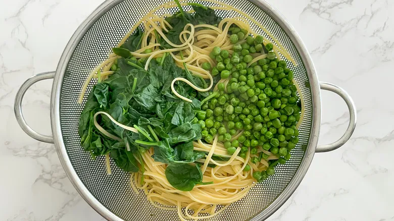 Receta Fácil de Carbonara Vegetariana: Pasta Cremosa y Saludable con Guisantes y Espinacas
