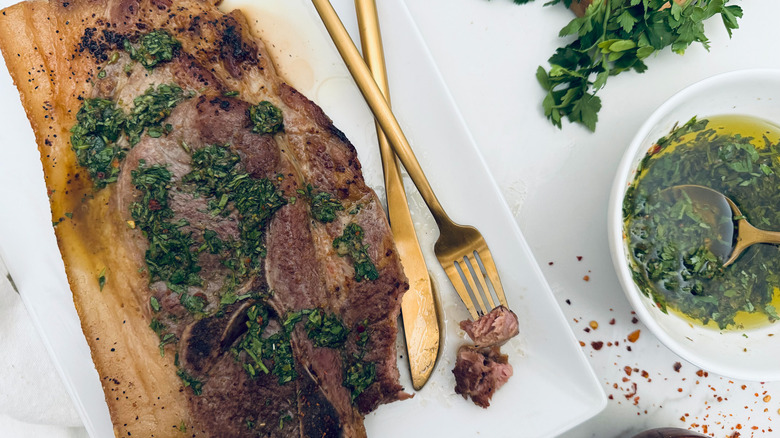 Receta Perfecta: Chuletas de Cerdo con Chimichurri Casero Jugoso y Económico
