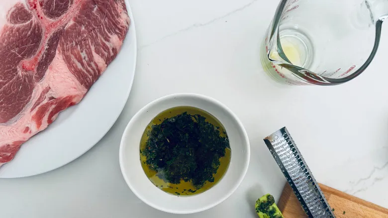 Receta Perfecta: Chuletas de Cerdo con Chimichurri Casero Jugoso y Económico