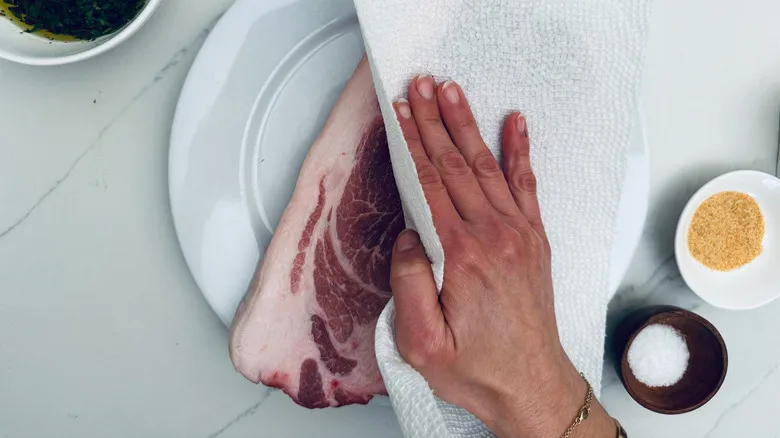 Receta Perfecta: Chuletas de Cerdo con Chimichurri Casero Jugoso y Económico