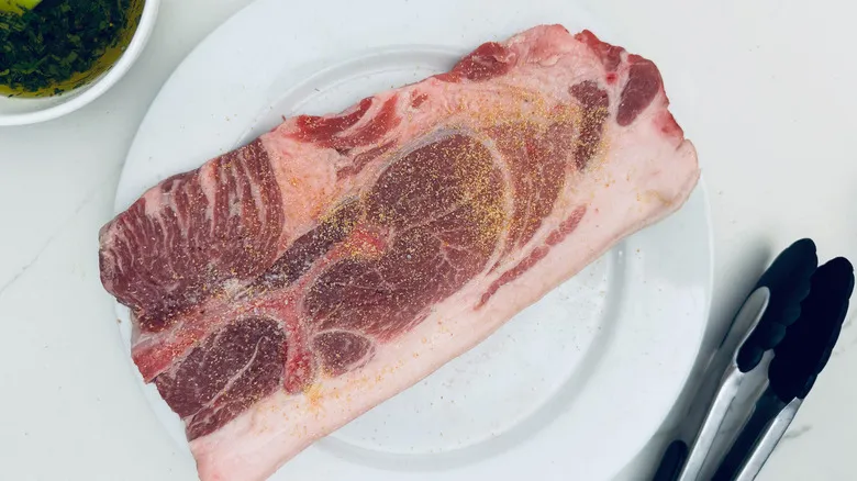 Receta Perfecta: Chuletas de Cerdo con Chimichurri Casero Jugoso y Económico