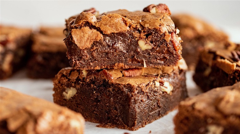 Receta Perfecta de Brownies Fudgy con Bourbon y Nueces Pecan: Un Clásico Irresistible